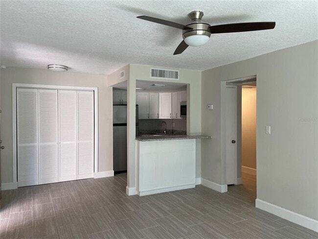Building Photo - 586 Orange Dr