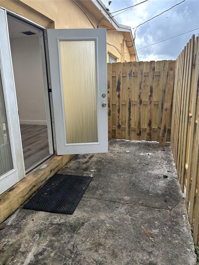 Foto del edificio - 351 N 70th Terrace