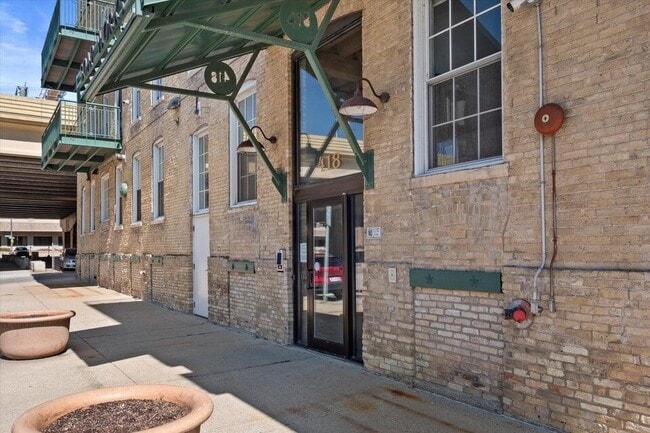 Building Photo - 418 N 3rd St
