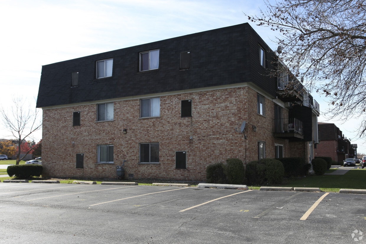 7108 166th St, Tinley Park, IL 60477 Apartments in Tinley Park, IL