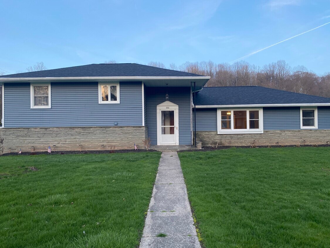200 Woodside Dr, Newark, NY 14513 200 Woodside Dr Newark, NY