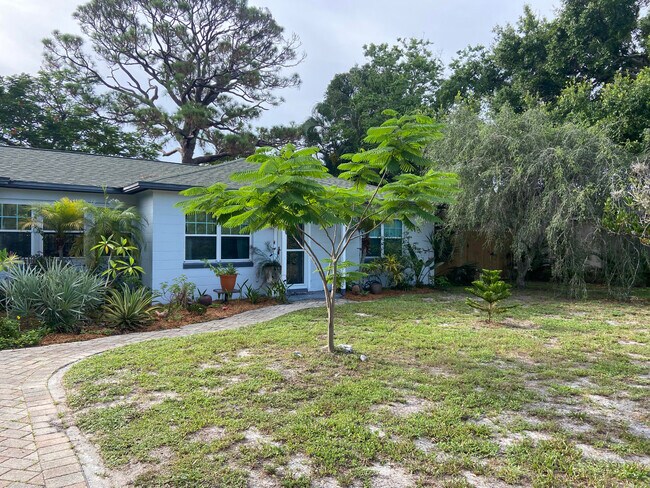 Building Photo - 725 Thomas Barbour Dr