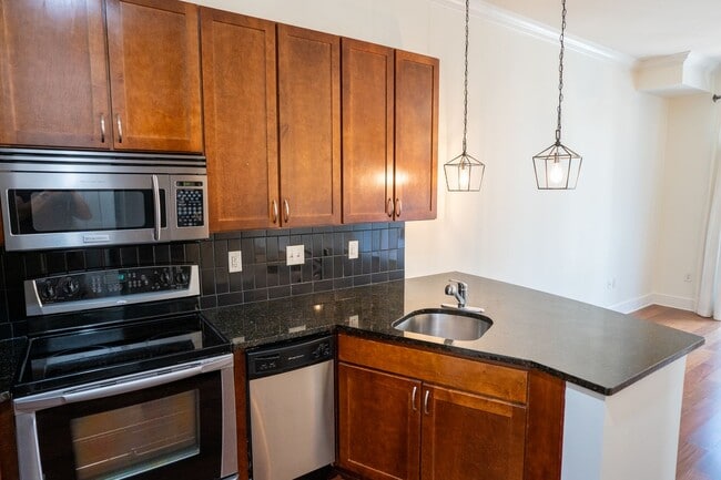Building Photo - STUDIO Condominium next to Walnut Street B...
