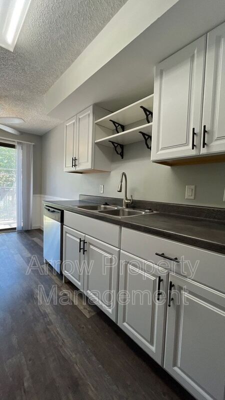 Building Photo - 3405 Holdrege Street -206