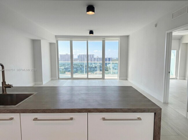 Foto del edificio - 400 Sunny Isles Blvd