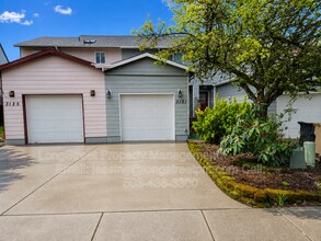 Building Photo - 3121 NE Flintlock Pl