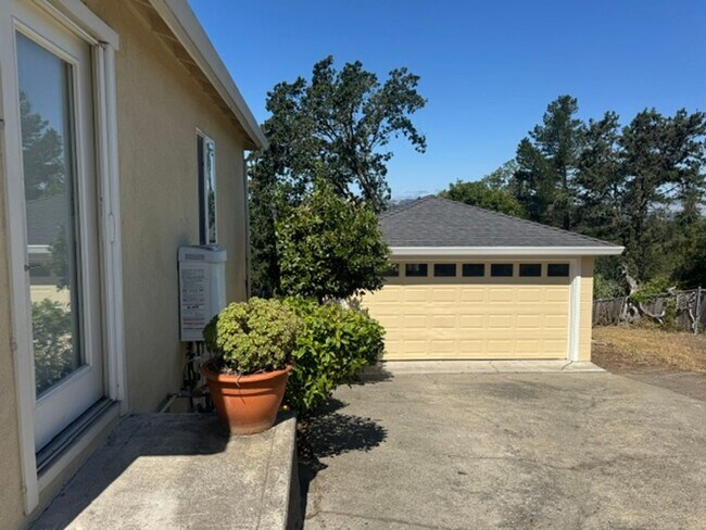 Foto del edificio - Wonderful 3 bedroom 2 bath, Two story home in S. Walnut Creek, Lakewood community!