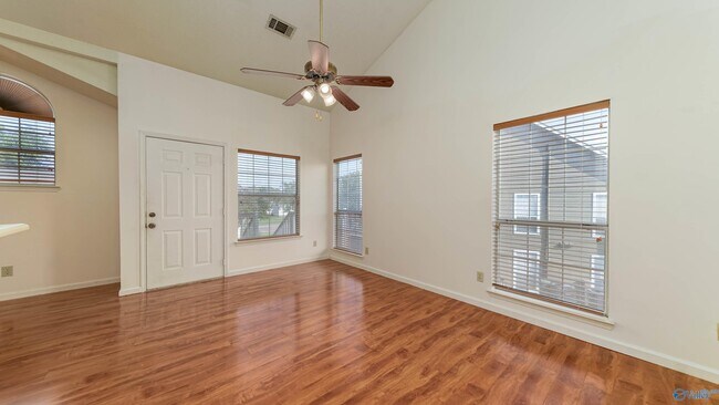 Foto del edificio - 164 Waters Edge Ln