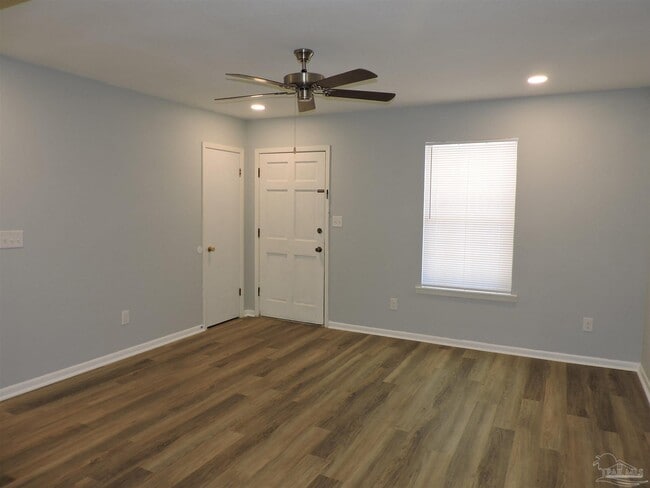 Foto del edificio - 6970 Woodley Dr