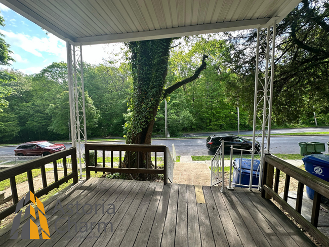 Building Photo - 4 bedroom 1 bath or 3 bedroom + den AVAILA...