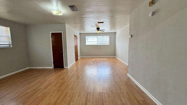 Foto del edificio - Spacious All Brick 3 Bed 2 Bathroom Home w...