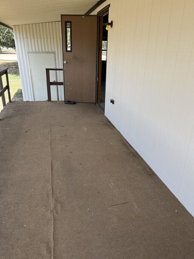 Building Photo - 310 S Val Verde Rd