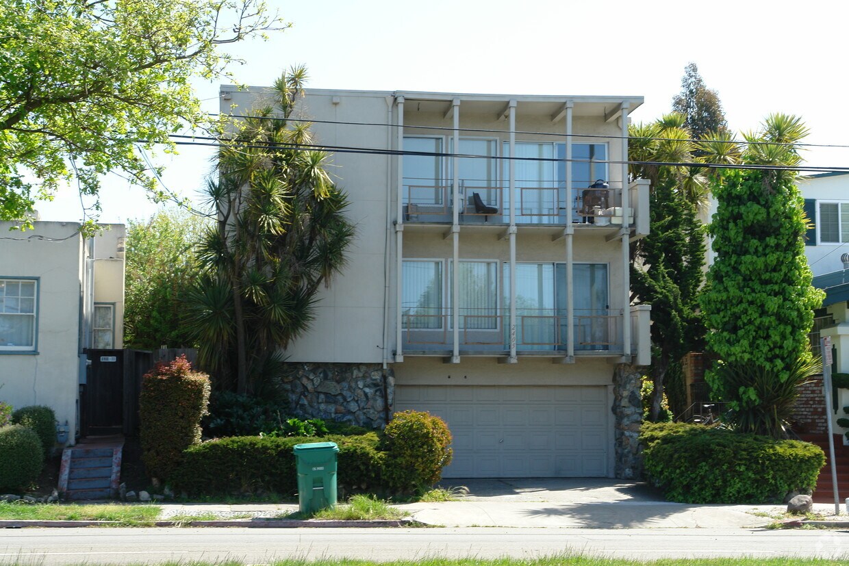 Primary Photo - 2405 Sacramento St
