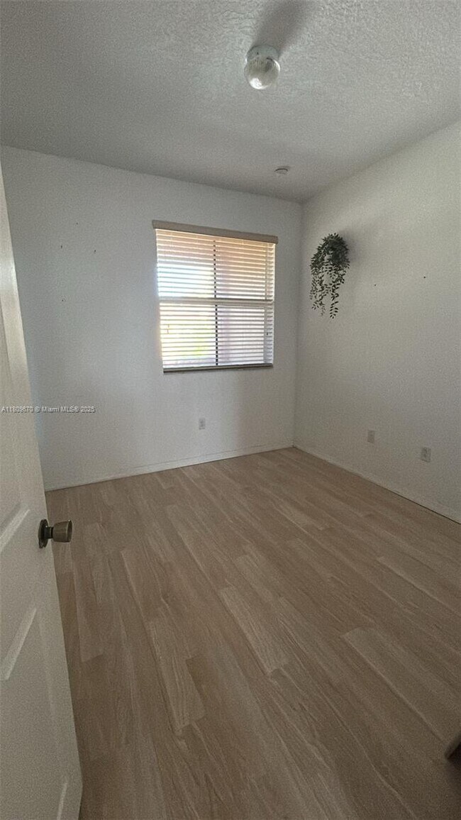 Foto del edificio - 937 SW 143rd Ave