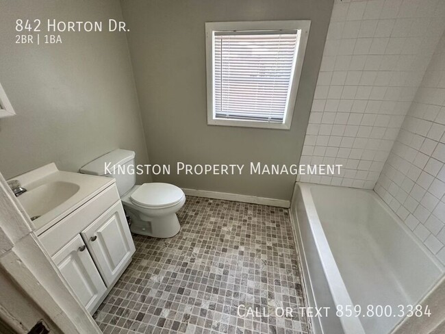 Building Photo - Renovated 2 Bedroom Home Now Available! MO...