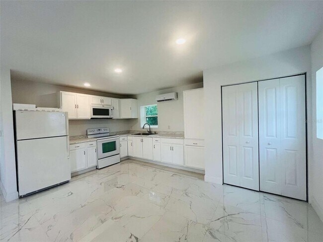Foto del edificio - 8170 State Rd 60