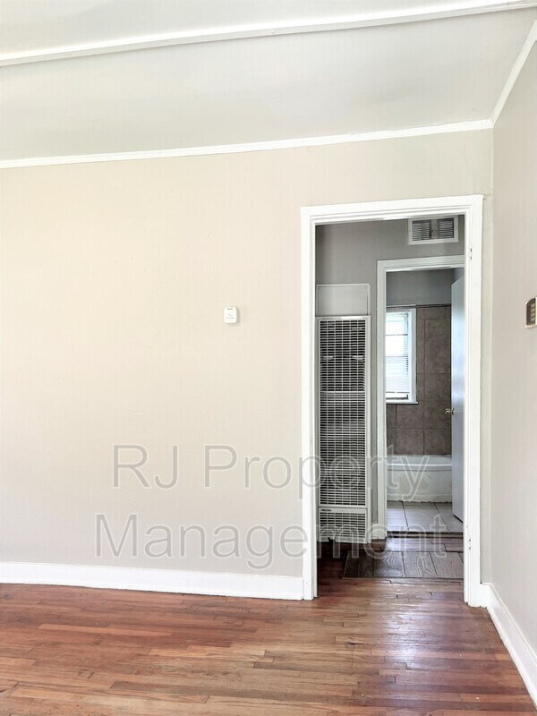 Building Photo - 2061 Hubert Ave