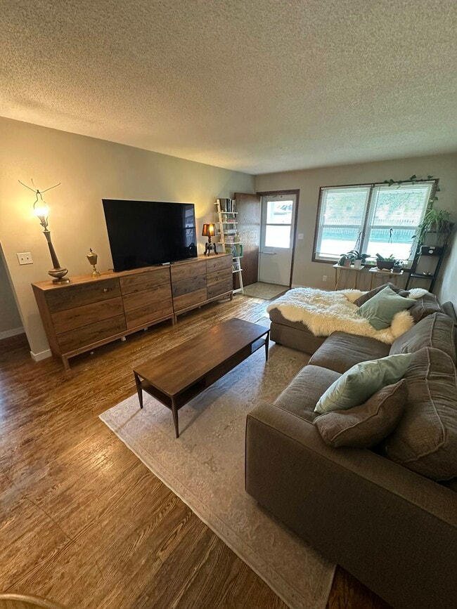 Foto del edificio - 360 57th Ave NE