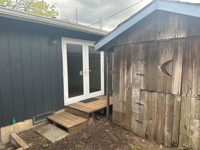 Building Photo - 3 bed, 1 bath house in a great neighborhood!