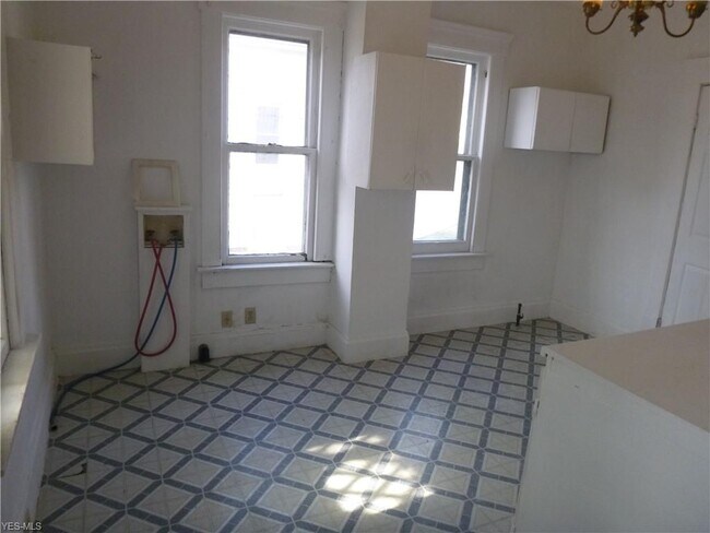 Building Photo - 678 Kling St