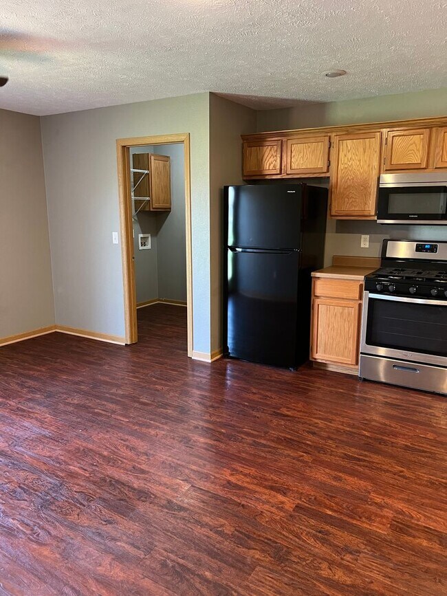 Building Photo - 3 Bedroom 2 Bathroom Duplex