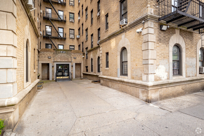 Foto del edificio - 4246 Bowne St