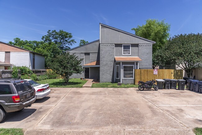 Building Photo - 1425 Hawk Tree Dr