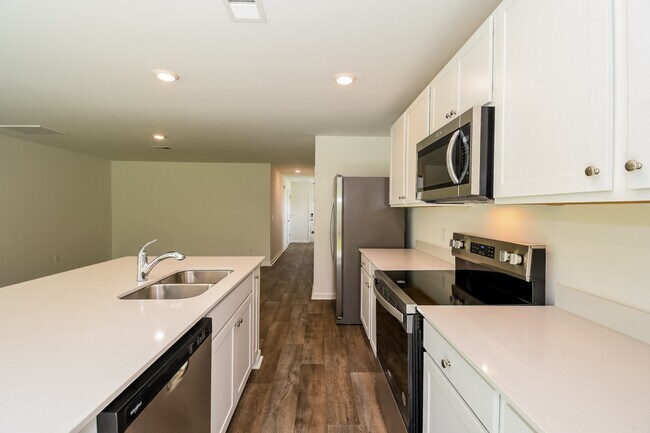 Foto del edificio - 31 Striker Rd