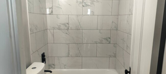 Foto del edificio - 4090 E 66th St