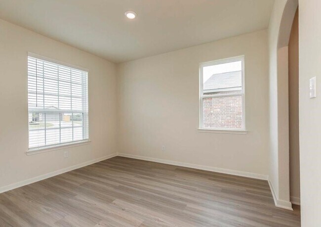 Building Photo - 300 Eastwood Flats Dr