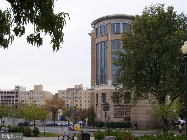 Foto del edificio - 3 Washington Cir NW