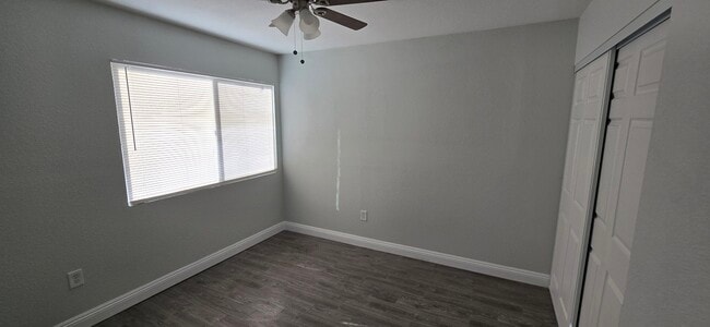 Building Photo - 1405 E Vegas Valley Dr