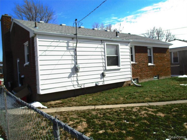 Building Photo - 9837 Loveland St