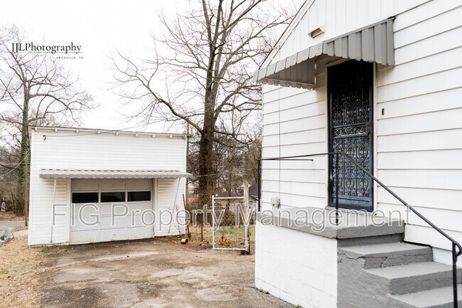 Building Photo - 716 E Oldham Ave