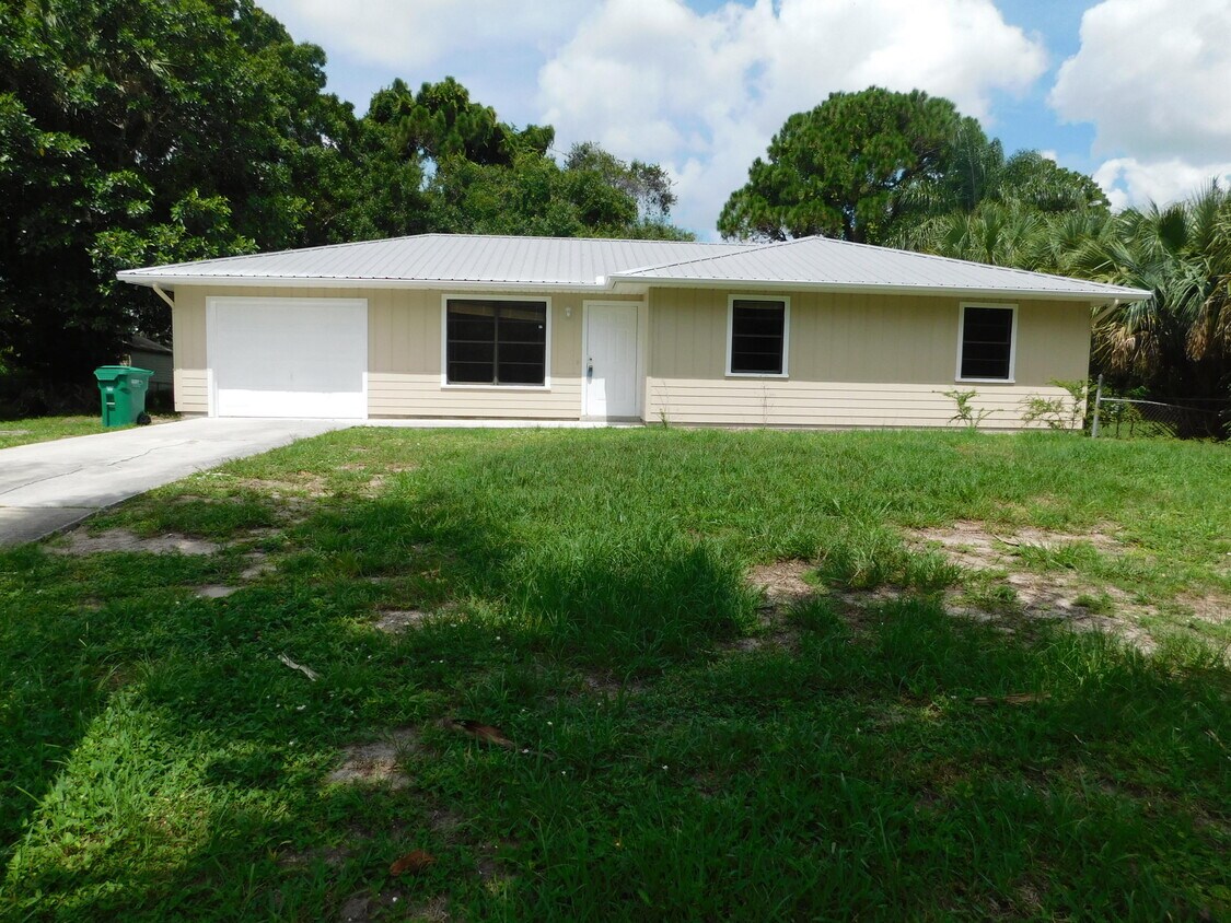 Foto principal - 5403 Eastwood Dr