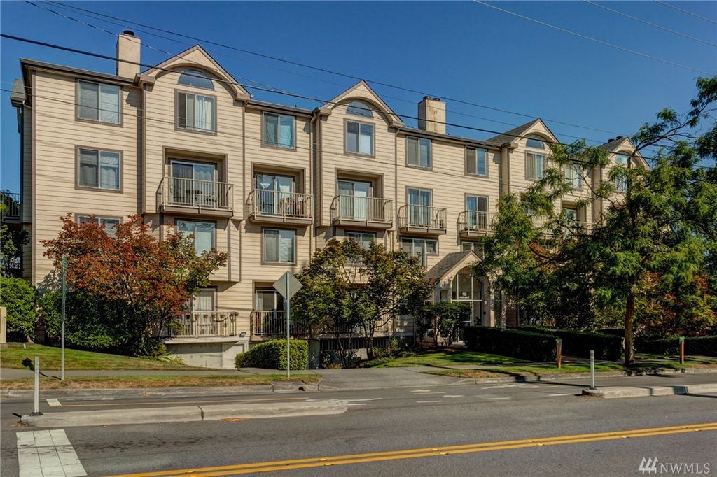 The Courtyard at Bitter Lake - 903 N 130th St
