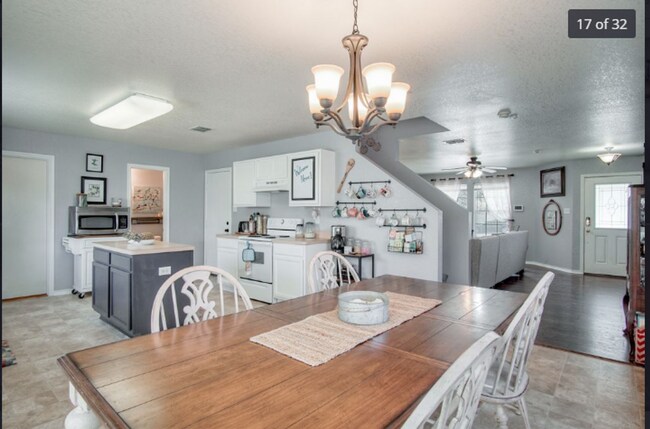 Foto del edificio - 3 Bed  1/2  Bath  with Large Yard