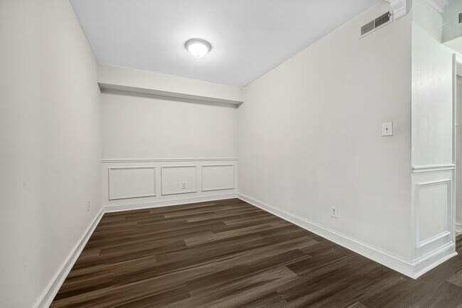 Building Photo - 7040 Longstreet Dr
