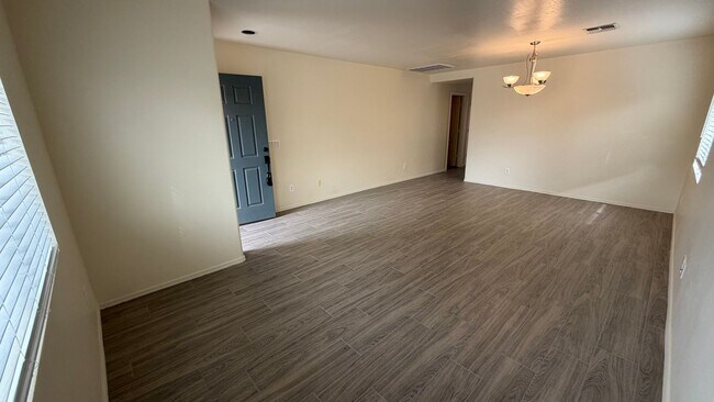 Foto del edificio - Two Story Home with NEW tile and a large backyard!