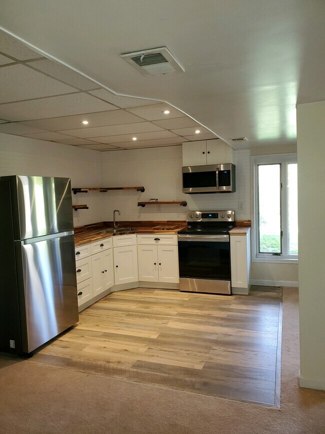 Full kitchen - 2365 Delight Ct