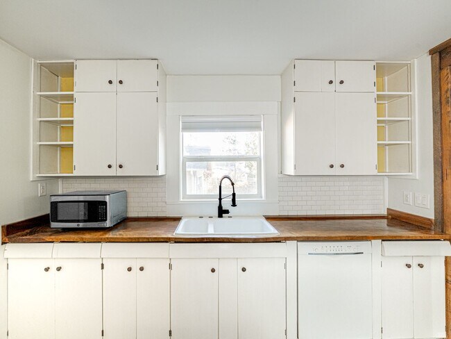 Photo - Adorable, fully updated 1-bdr/1-bath Milwa... House