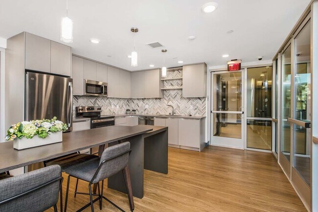 Foto del edificio - 453 S Kenmore Ave