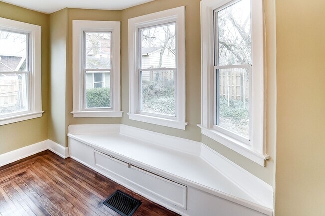 Building Photo - Westwood - Charming 3+ bed 1 bath home freshly updated