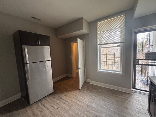 Foto del edificio - 3 Bedroom 2 Bathroom Townhome Available in 21216