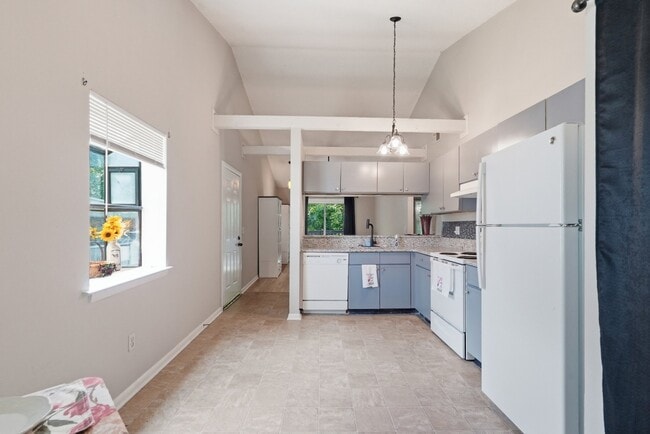Building Photo - 4610 Woodside Dr