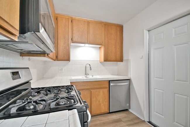 Building Photo - 2 Bed 1 Bath - Home For Lease