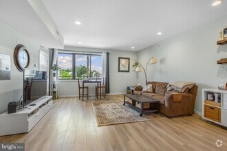 Building Photo - 381 Martin St