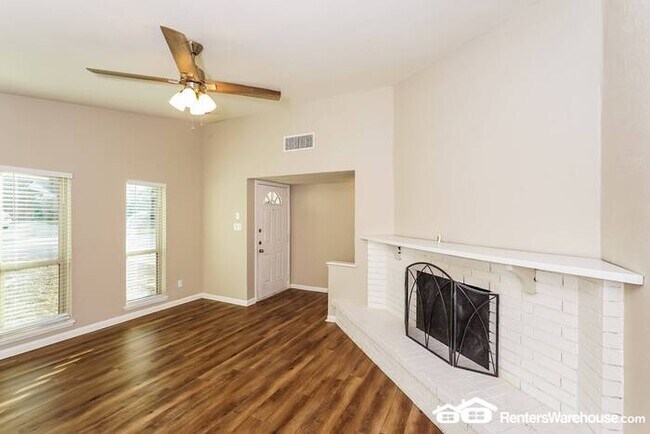 Building Photo - Newly renovated spacious 3 bed/2 bath, wit...