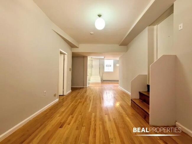 Building Photo - 1 bedroom in CHICAGO IL 60613