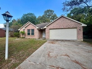 Building Photo - 3815 Maple Dr